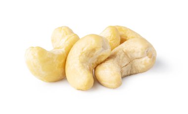 Beyaz arka planda izole edilmiş kaju fıstığı.