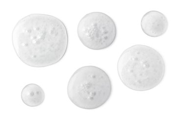 Beyaz arkaplanda kozmetik serumu damlaları