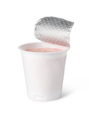 Beyaz arka planda izole edilmiş yoğurtlu plastik bardaklar.