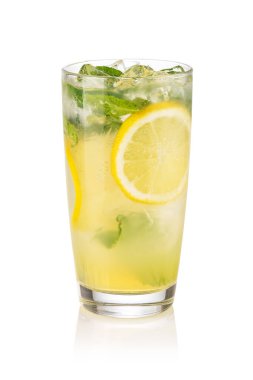 Beyaz arka planda limonata ve buzlu cam.
