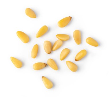 Kızarmış çam fıstığı beyaz arka planda izole edilmiş.