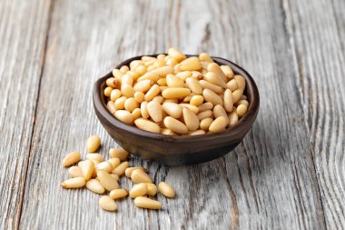 Ahşap bir masada kavrulmuş çam fıstığı