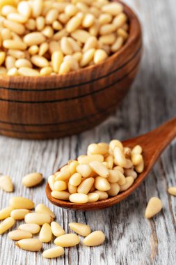 Ahşap bir masada kavrulmuş çam fıstığı