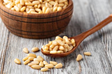 Ahşap bir masada kavrulmuş çam fıstığı