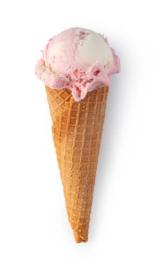 Beyaz arka planda izole edilmiş çilekli waffle külahı.