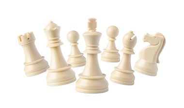 Beyaz Satranç taşları, stratejiyi, rekabeti ve entellektüel meydan okumayı temsil eden, beyaz arka planda izole edilmiş