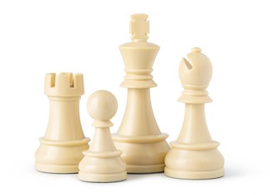 Beyaz satranç taşları; papaz, vezir, kale, fil ve piyon, beyaz arka planda izole edilmiş.