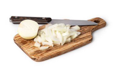 Kırsal ahşap kesme tahtasında beyaz soğan dilimlenmiş mutfak bıçağıyla, beyaz arka planda izole edilmiş.