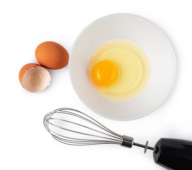 tavuk yumurtası ve daldırma karıştırıcısı beyaz arkaplanda izole edildi