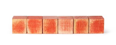 Tahta küpler, beyaz arkaplanda izole edilmiş.