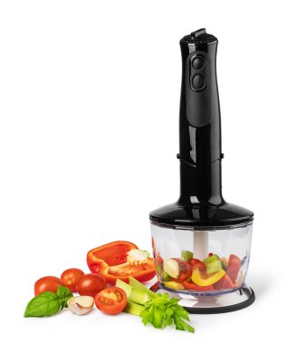 El blenderi ve taze sebzeler, beyaz arka planda izole edilmiş.