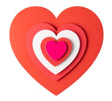 Kırmızı, pembe ve beyaz eşmerkezli kağıt kalpler, aşkın, sevginin ve sevgililer gününün romantik bir sembolünü oluşturuyor.