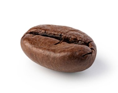 Kızarmış kahve çekirdekleri beyaz arka planda izole edilmiş..