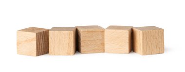 Tahta küpler, beyaz arkaplanda izole edilmiş.