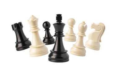 Satranç taşları, stratejiyi, rekabeti ve entellektüel meydan okumayı temsil eden, beyaz arka planda izole edilmiş.