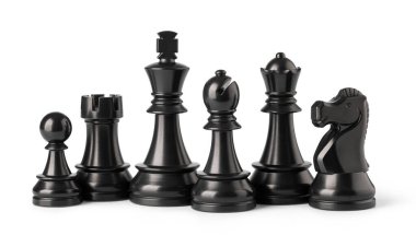 Siyah Satranç taşları ayakta, stratejiyi, rekabeti ve entelektüel meydan okumayı temsil ediyor, beyaz arka planda izole edilmiş.