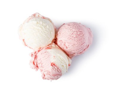 Beyaz arka planda eriyen çilek ve vanilyalı dondurma kepçeleri