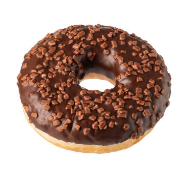 Beyaz arka planda izole edilmiş çikolata parçacıklarıyla kaplı lezzetli çikolatalı donut.