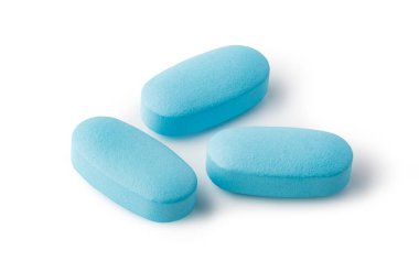 Pürüzsüz, oval, açık mavi haplar, sağlık, tıp ve tedaviyi temsil eden parlak beyaz bir arkaplanda yatıyor.