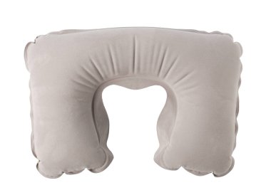 Şişirilebilir seyahat yastığı beyaza izole edilmiş, destek ve konfor sunuyor.