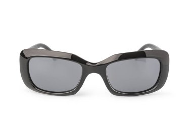 Modern ve modaya uygun tasarlanmış siyah güneş gözlükleri. Bir tarz katmak için mükemmel.