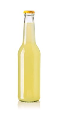 Sarı şapkalı limonata dolu cam şişe, beyaz arka planda yansımalı izole edilmiş.