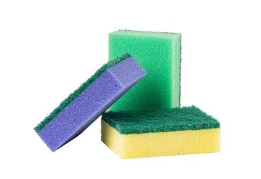 Çok renkli temizlik süngerleri, ev işleri için hazır el değmemiş beyaz bir arkaplan karşısında canlı bir tablo oluşturur.