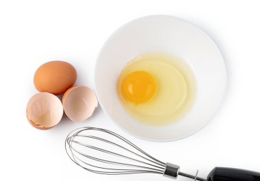 tavuk yumurtası ve daldırma karıştırıcısı beyaz arkaplanda izole edildi