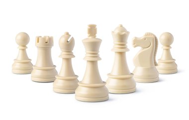 Beyaz Satranç taşları, stratejiyi, rekabeti ve entellektüel meydan okumayı temsil eden, beyaz arka planda izole edilmiş