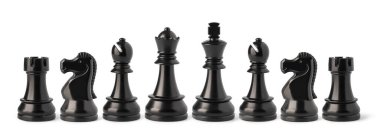 Siyah Satranç taşları ayakta, stratejiyi, rekabeti ve entelektüel meydan okumayı temsil ediyor, beyaz arka planda izole edilmiş.