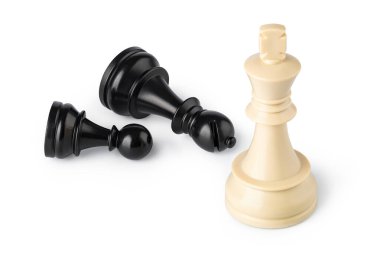 Beyaz papazın siyah piyonlara karşı kazandığını gösteren satranç taşları, beyaz arka planda izole edilmiş.,