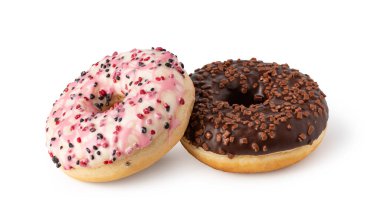 Beyaz arka planda izole edilmiş renkli şeker parçacıkları ve kurabiye kırıntıları ile nefis buzlu donutlar, cezbedici bir tatlı gösterisi yaratıyor.