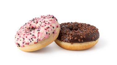 Beyaz arka planda izole edilmiş renkli şeker parçacıkları ve kurabiye kırıntıları ile nefis buzlu donutlar, cezbedici bir tatlı gösterisi yaratıyor.