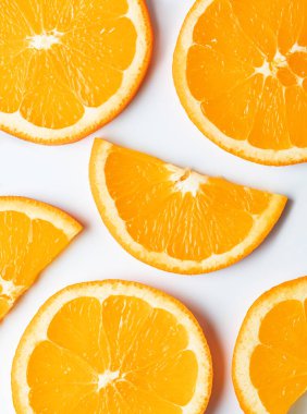 Beyaz arkaplanda taze portakallar izole edilmiş, posasını ve kabuğunu gösteriyor.