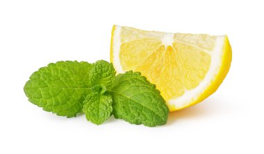 Beyaz zemin üzerinde izole edilmiş taze nane yapraklı iki sulu limon dilimi canlandırıcı bir görüntü oluşturur.