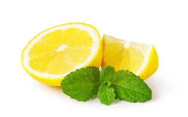 Beyaz zemin üzerinde izole edilmiş taze nane yapraklı iki sulu limon dilimi canlandırıcı bir görüntü oluşturur.