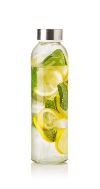 Dilimlenmiş limonlar, nane yaprakları ve buz küpleriyle dolu şişenin içinde sağlıklı bir yaşam tarzı var.