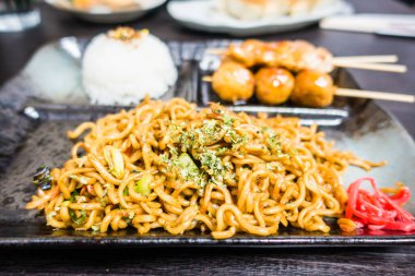 Geleneksel Japon yemeklerini kapatın.