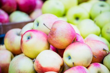 Markette kırmızı elmalar