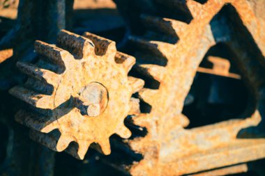 Dyrholaey deniz fenerinde paslı bir makine, İzlanda.