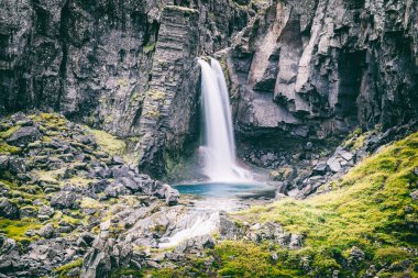 İzlanda 'da bazaltik şelale