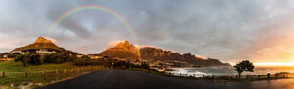 Regnbåge Vid Camps Bay Och Tolv Apostelbergen Kapstaden Sydafrika — Stockfoto