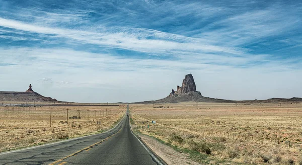 アリゾナ州モニュメントバレーの道路曇りの日にアメリカ ロイヤリティフリーのストック写真