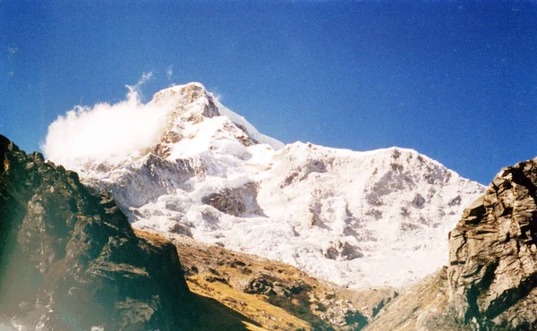 Huascaran Mountain Park Ancash Peru Modrém Nebi Obrázek Pozadí — Stock fotografie