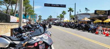 Daytona Sahili Bisiklet Haftası 2023 Afiş Tabelası. Geleneksel bahar tatili motosiklet plaj festivali 05 Mart 2023 Pazar günü. Editör Fotoğrafı.