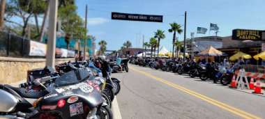 Daytona Sahili Bisiklet Haftası 2023 Afiş Tabelası. Geleneksel bahar tatili motosiklet plaj festivali 05 Mart 2023 Pazar günü. Editör Fotoğrafı.