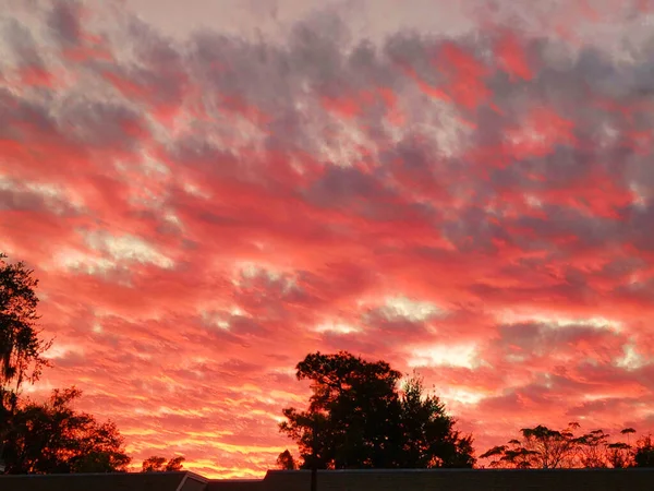 Όμορφο Δραματικό Κόκκινο Ηλιοβασίλεμα Ουρανού Θυελλώδη Σύννεφα Στη Φλόριντα Των — Φωτογραφία Αρχείου