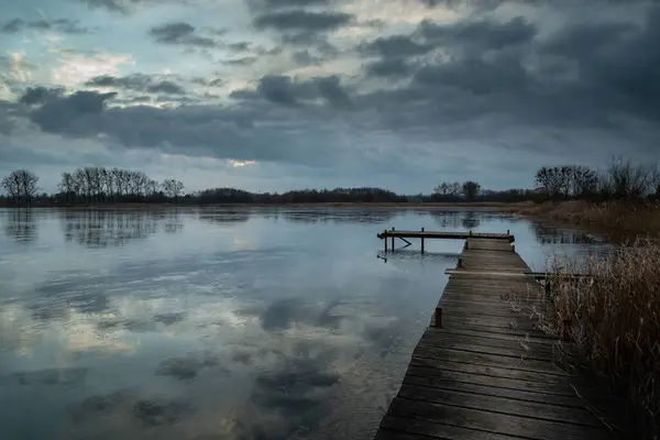 Holzsteg See Und Wolkenverhangener Himmel — Stockfoto