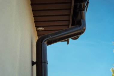 Çatının altındaki ön cepheye bağlı PVC kahverengi oluk