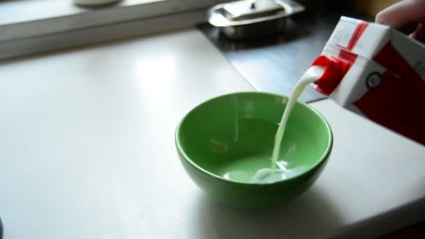 Ρίχνουμε Γάλα Από Ένα Κουτί Ένα Πράσινο Μπολ Στην Κουζίνα Βίντεο Κλιπ